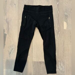 Lululemon black 7/8 legging with side zipper pocket.